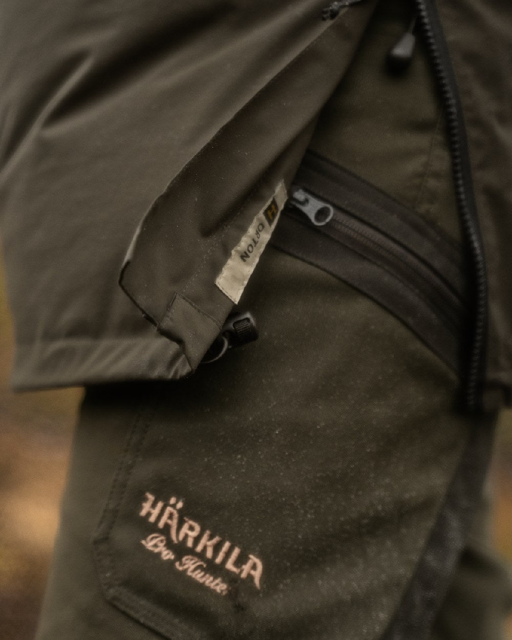 Willow Green Coloured Harkila Orton Tech HWS Packable Smock on outdoor background #colour_willow-green