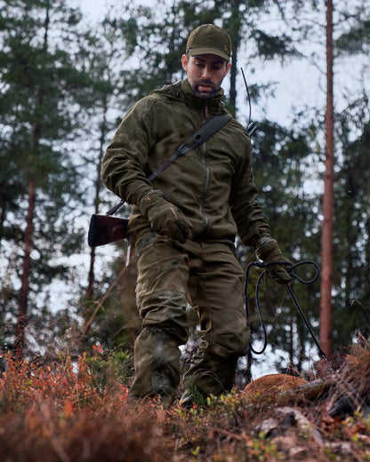 Willow Green Coloured Harkila Pro Hunter Move 2.0 GTX Jacket on outdoor background #colour_willow-green