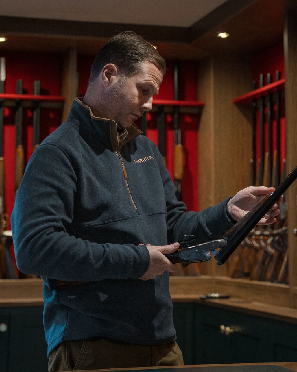 Dark Navy Coloured Harkila Sandhem 200 Fleece Pullover on indoor background #colour_dark-navy