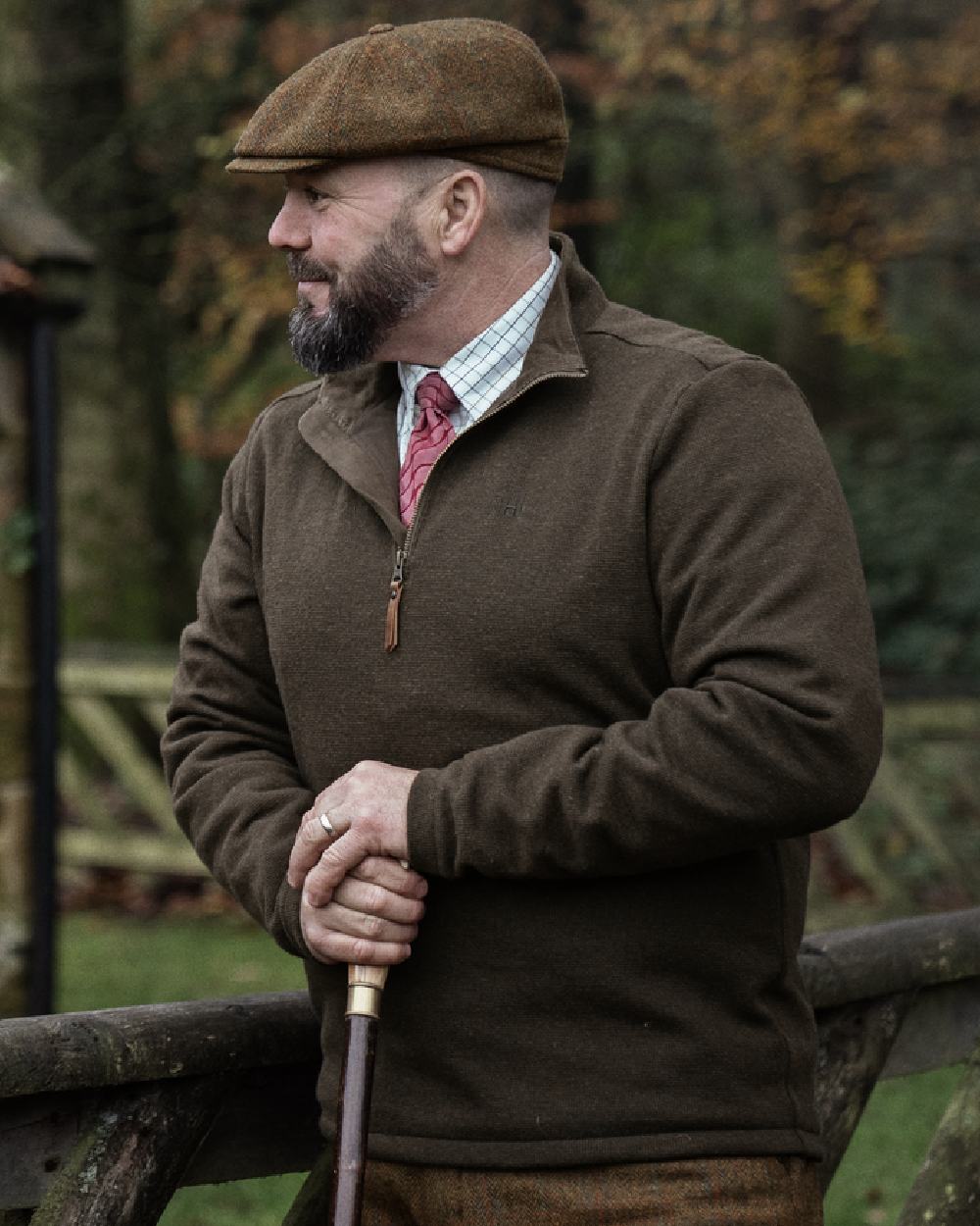 Willow Green Coloured Harkila Sandhem 200 Fleece Pullover on forest background #colour_willow-green