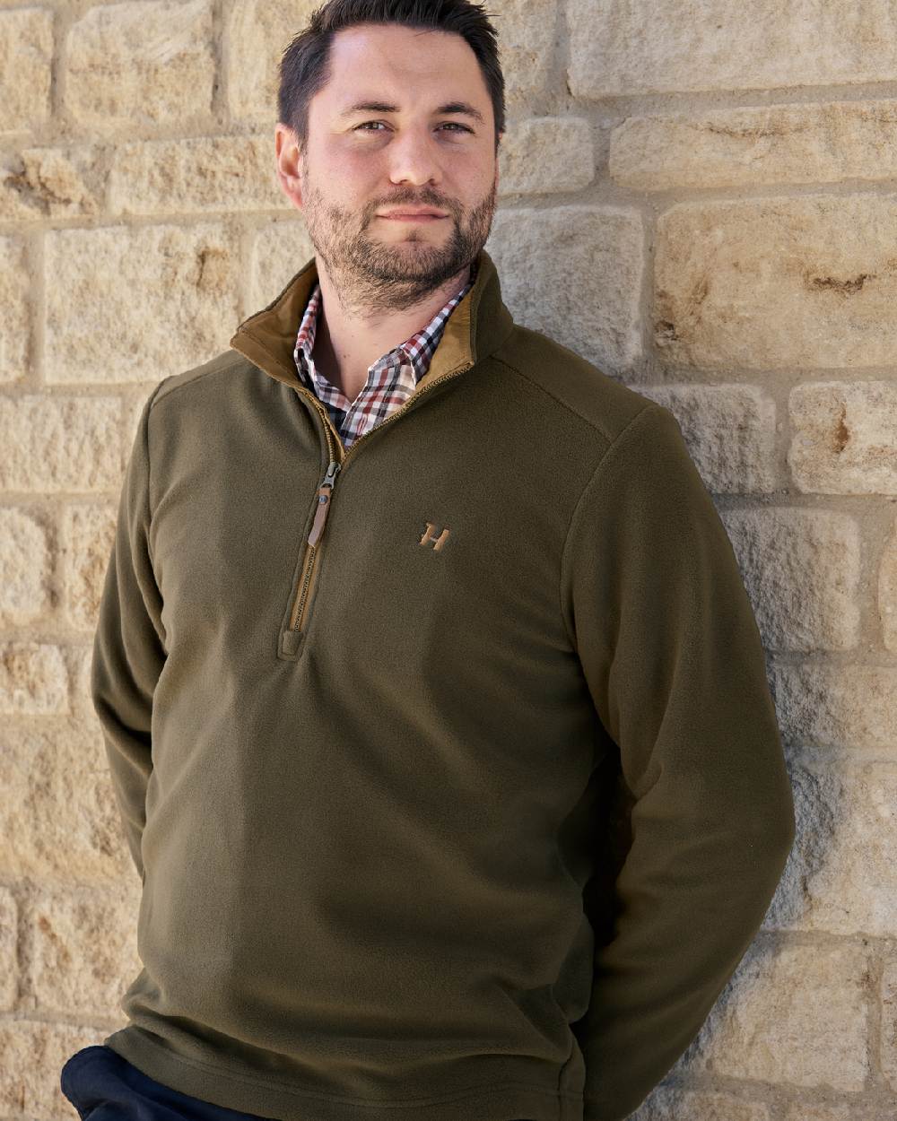 Willow Green Coloured Harkila Sandhem 200 Fleece Pullover on wall background #colour_willow-green