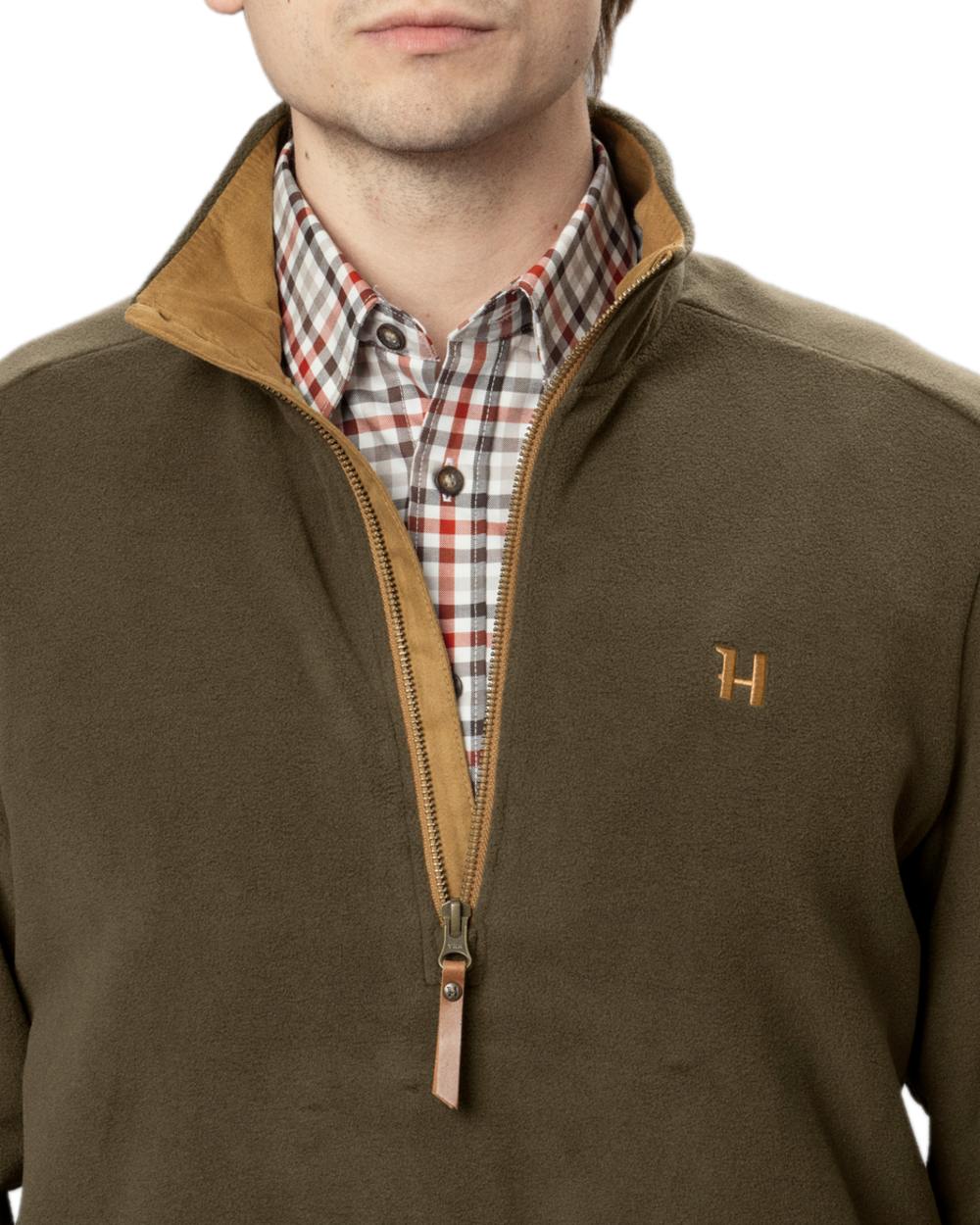 Willow Green Coloured Harkila Sandhem 200 Fleece Pullover on white background #colour_willow-green