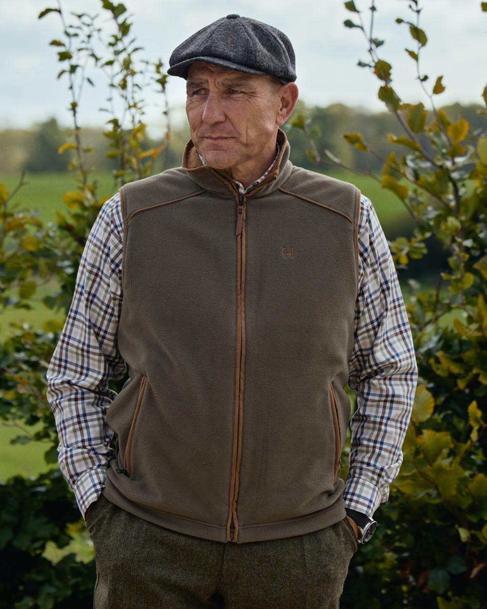 Grape Leaf Coloured Harkila Sandhem 200 Fleece Waistcoat on forest background #colour_grape-leaf