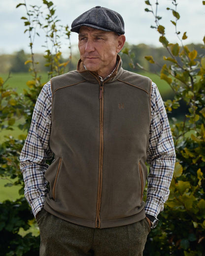 Grape Leaf Coloured Harkila Sandhem 200 Fleece Waistcoat on forest background #colour_grape-leaf