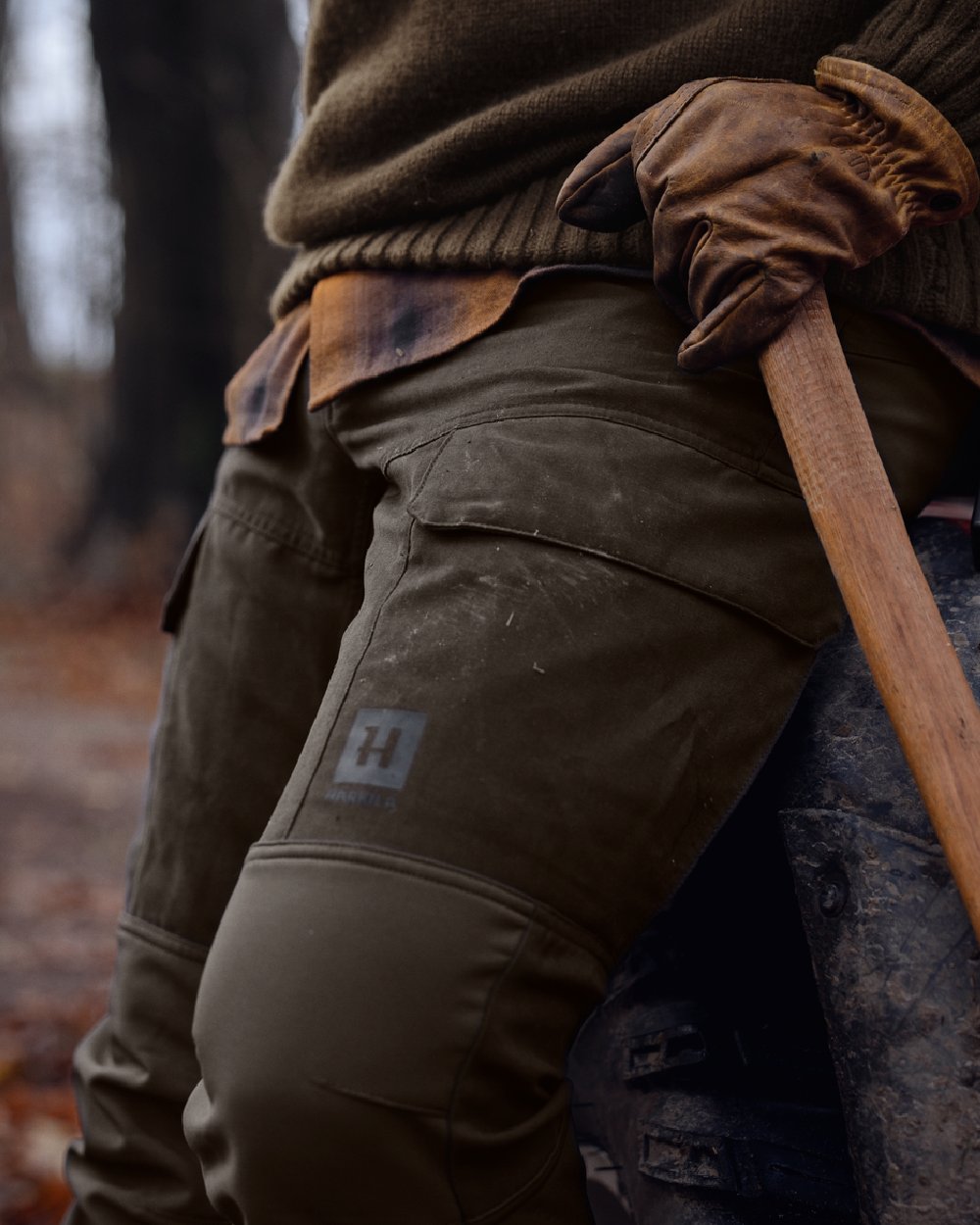 Shadow Brown Deep Brown coloured Harkila Scandinavian Trousers on woodland background #colour_shadow-brown-dark-brown