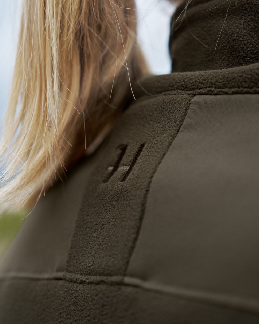 Hunting Green Willow Green Coloured Harkila Womens Fjell Fleece Jacket on blurry background #colour_hunting-green-willow-green