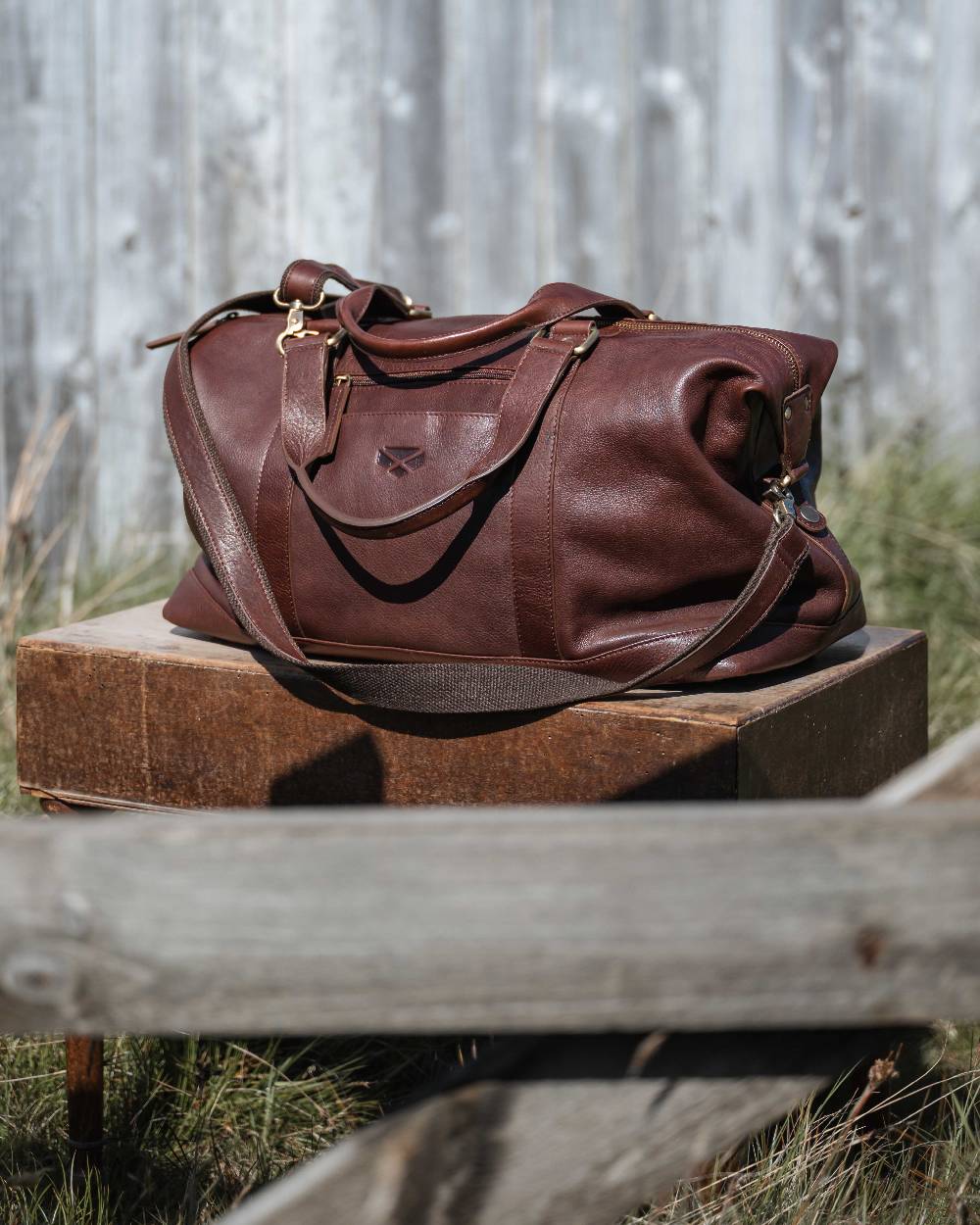 Conker Coloured Hoggs of Fife Monarch Leather Carryon Holdall on outdoor background #colour_conker