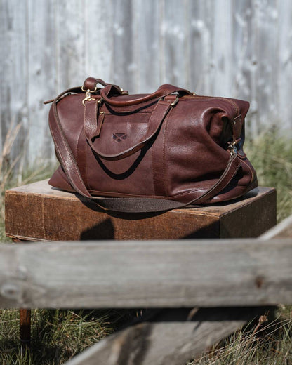 Conker Coloured Hoggs of Fife Monarch Leather Carryon Holdall on outdoor background #colour_conker