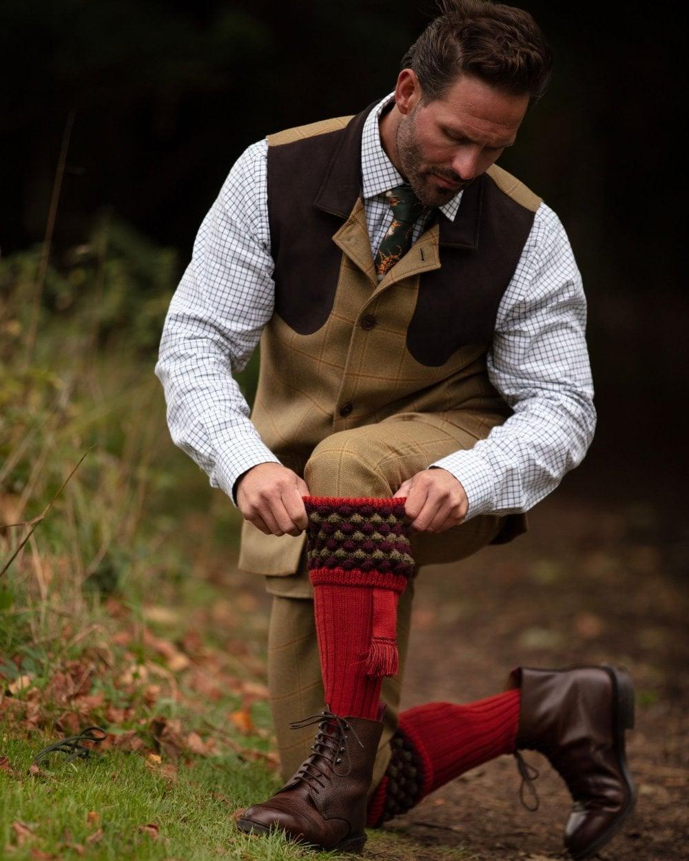 Chestnut coloured House of Cheviot Angus Socks on field background #colour_chestnut