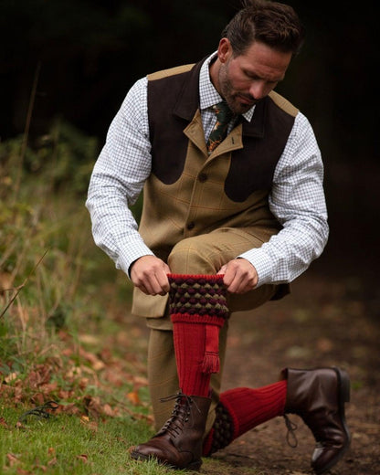 Chestnut coloured House of Cheviot Angus Socks on field background #colour_chestnut