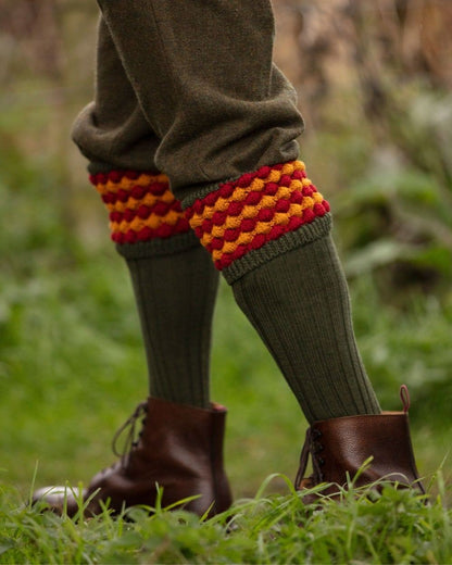 Spruce coloured House of Cheviot Angus Socks on field background #colour_spruce
