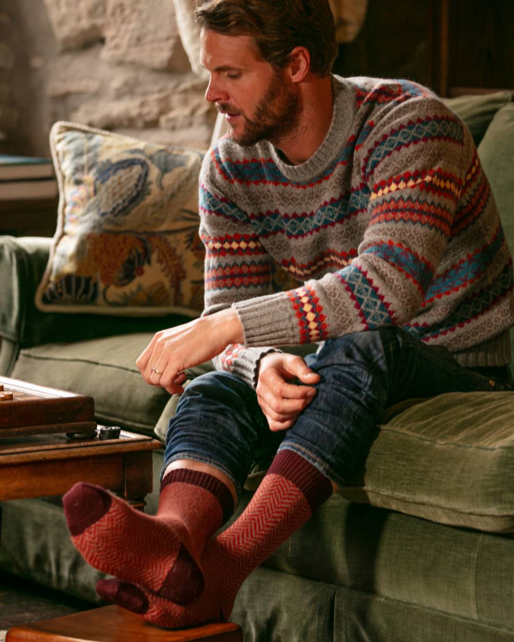 Mulberry coloured House of Cheviot Herringbone Short Socks on house background #colour_mulberry