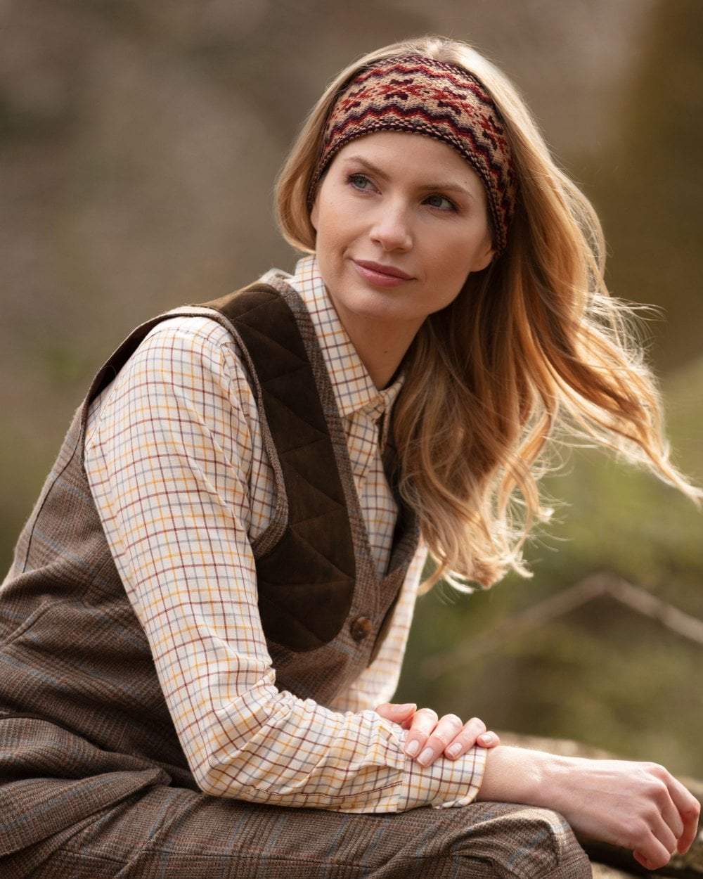 Chestnut coloured House of Cheviot Lady Fairisle Headband on blurry background #colour_chestnut