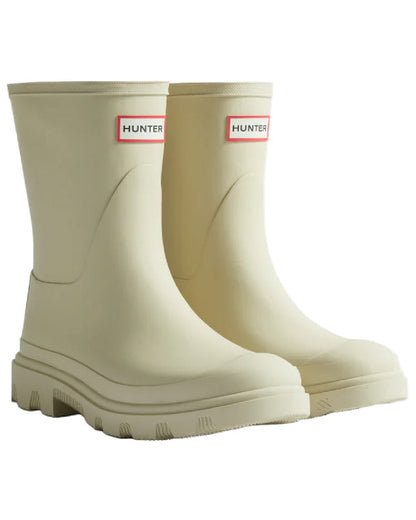 Gravel Coloured Hunter Mens Downpour Insulated Short Boots on white background #colour_gravel