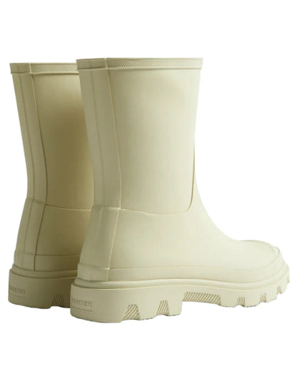 Gravel Coloured Hunter Mens Downpour Insulated Short Boots on white background #colour_gravel