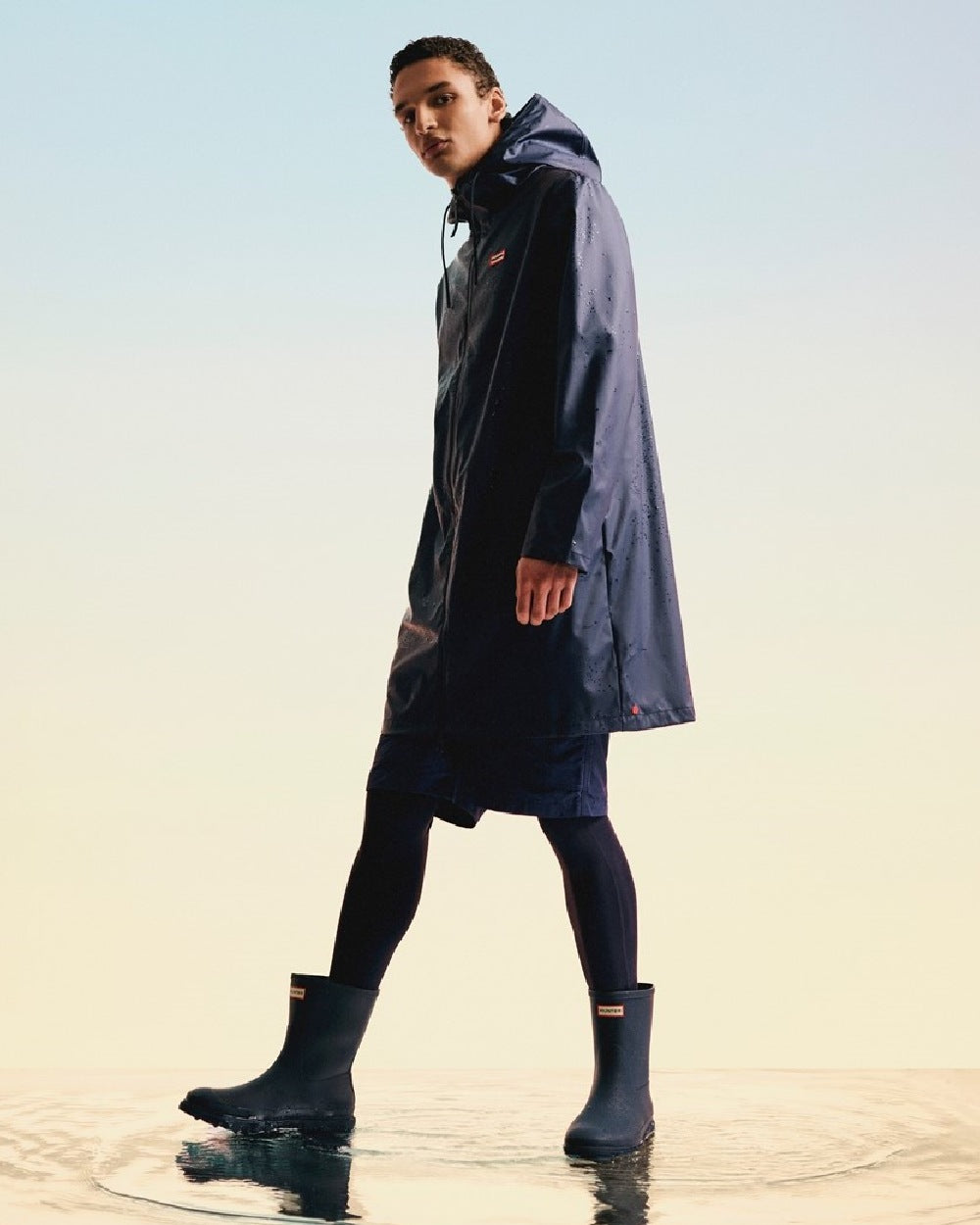 Hunter Navy Coloured Hunter Mens Downpour Short Boots on water background #colour_hunter-navy