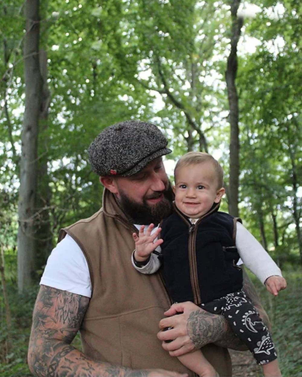Navy coloured Jack Pyke Junior Countryman Gilet on forest background #colour_navy