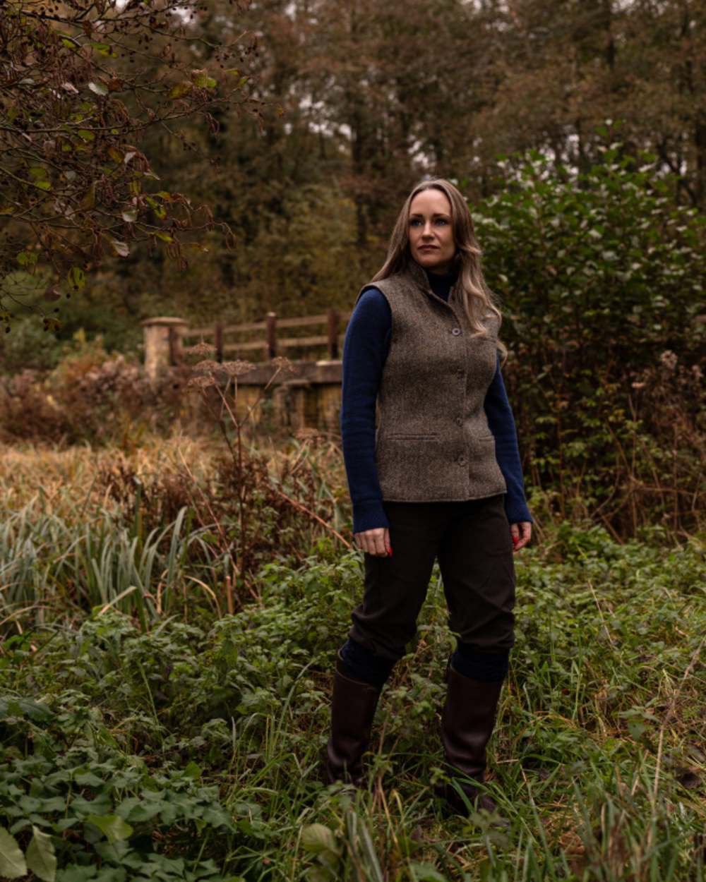 Laksen Hopnell Fife Tweed Vest On A Farm Background #colour_hopnell