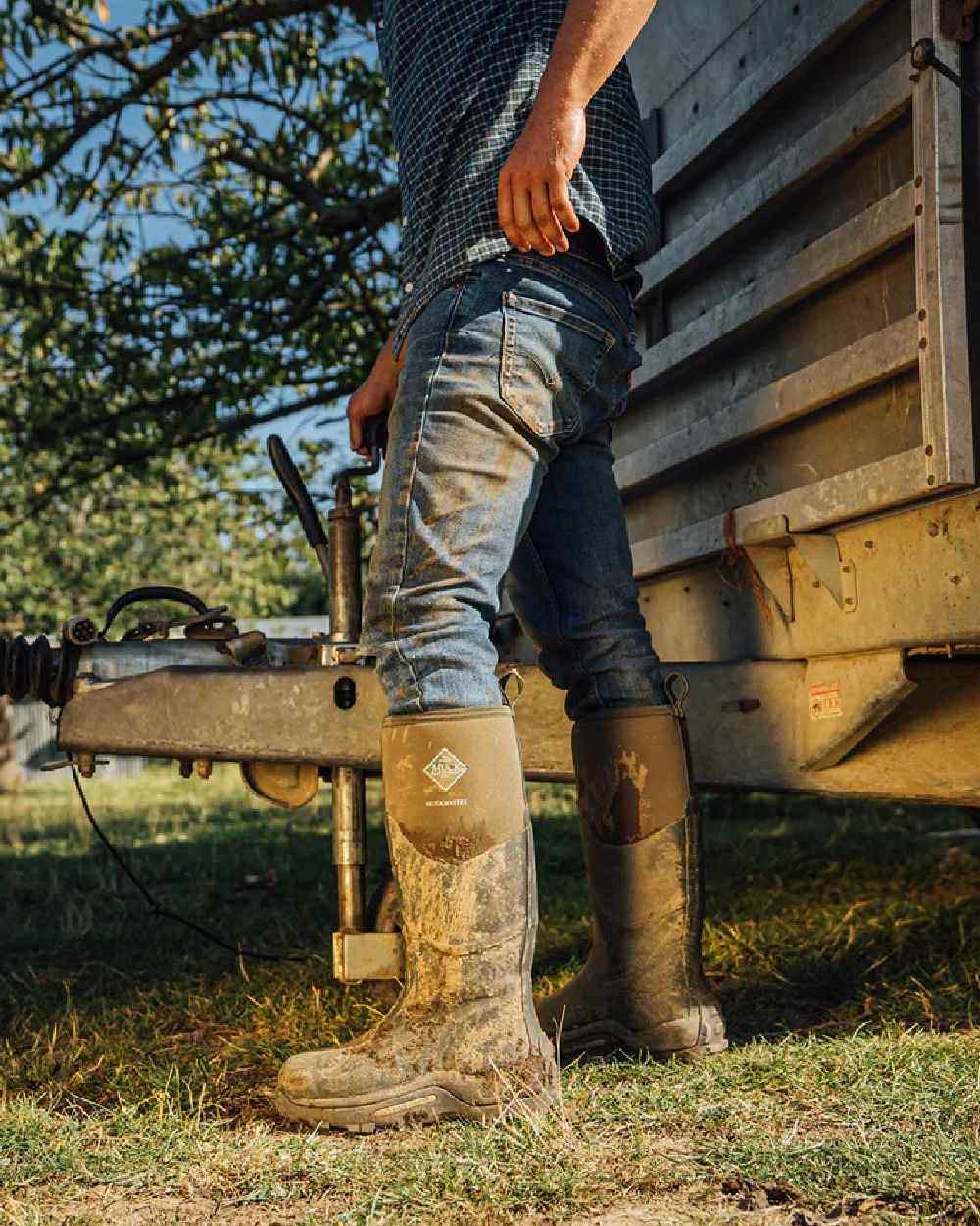 Moss Coloured Muck Boots Muckmaster Tall Boot on farm background #colour_moss