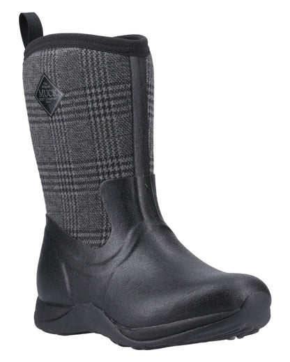 Black Plaid Coloured Muck Boots Womens Arctic Weekend Mid Wellingtons on white background #colour_black-plaid