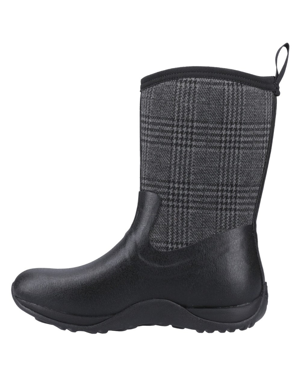 Black Plaid Coloured Muck Boots Womens Arctic Weekend Mid Wellingtons on white background #colour_black-plaid