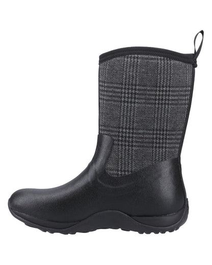 Black Plaid Coloured Muck Boots Womens Arctic Weekend Mid Wellingtons on white background #colour_black-plaid