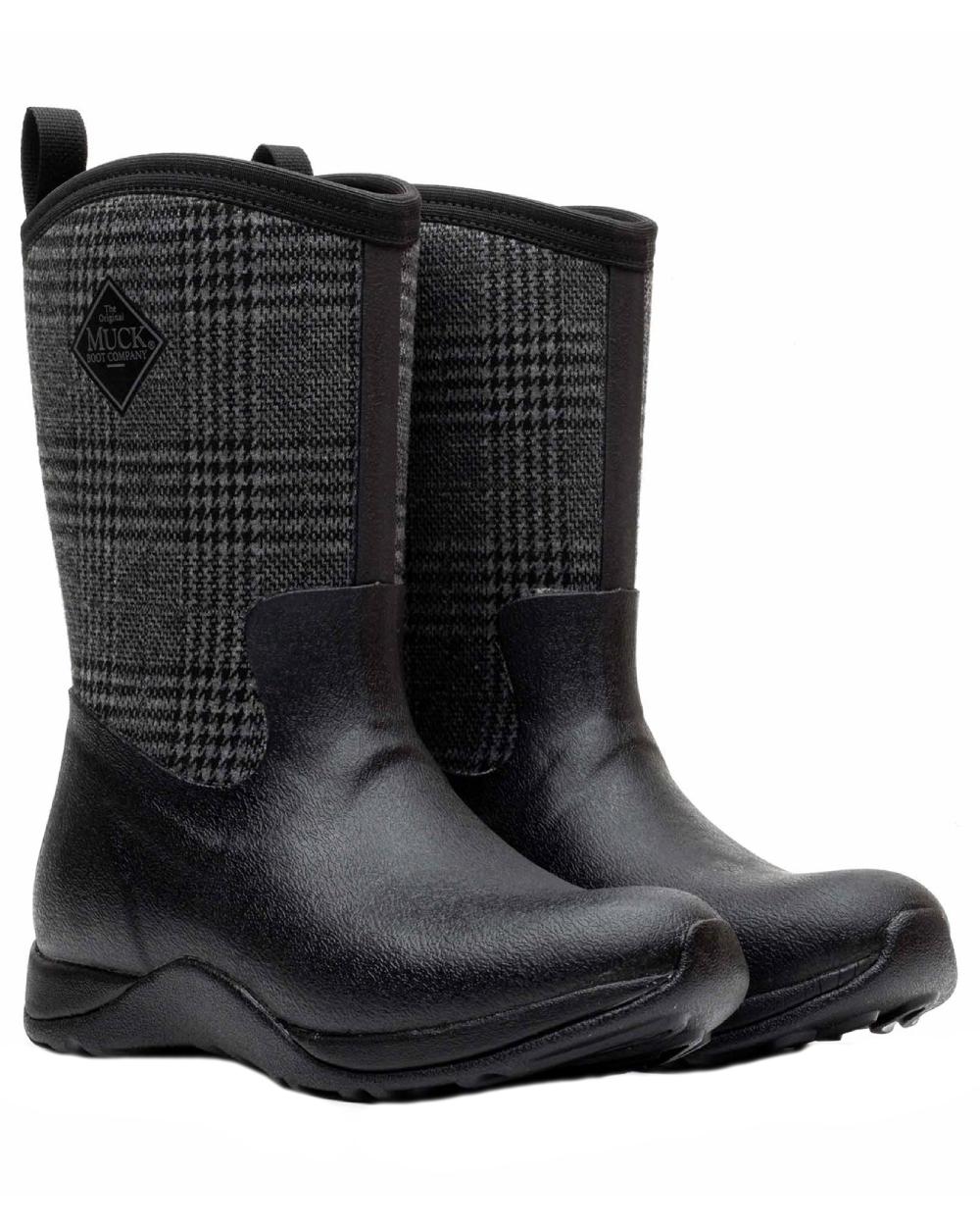 Black Plaid Coloured Muck Boots Womens Arctic Weekend Mid Wellingtons on white background #colour_black-plaid