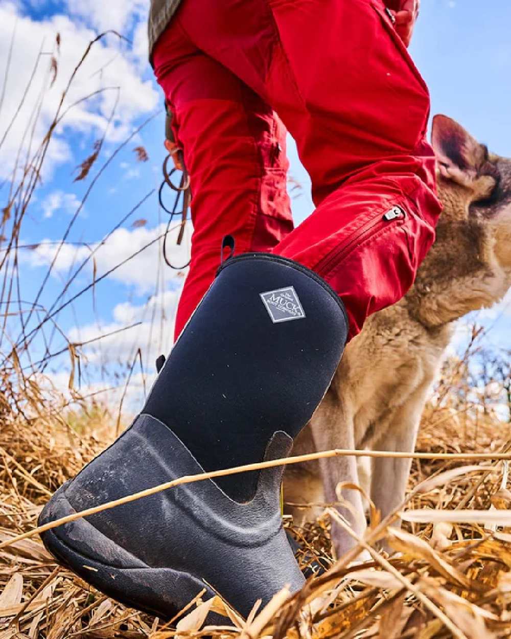 Black Coloured Muck Boots Womens Arctic Weekend Mid Wellingtons on farm background #colour_black