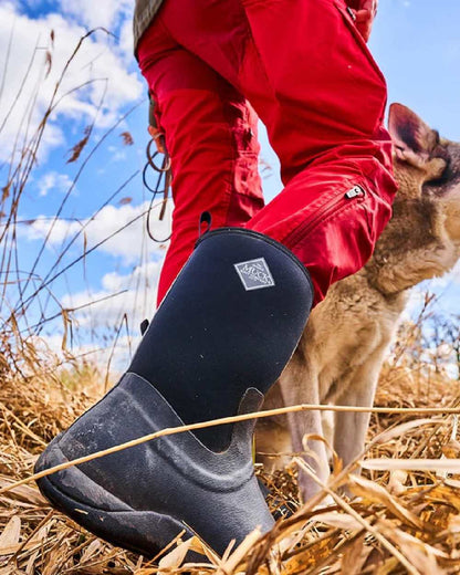 Black Coloured Muck Boots Womens Arctic Weekend Mid Wellingtons on farm background #colour_black