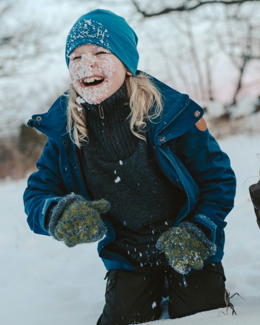 Dark Dive coloured Pinewood Childrens Finnveden Hybrid Jacket on snow background #colour_dark-dive