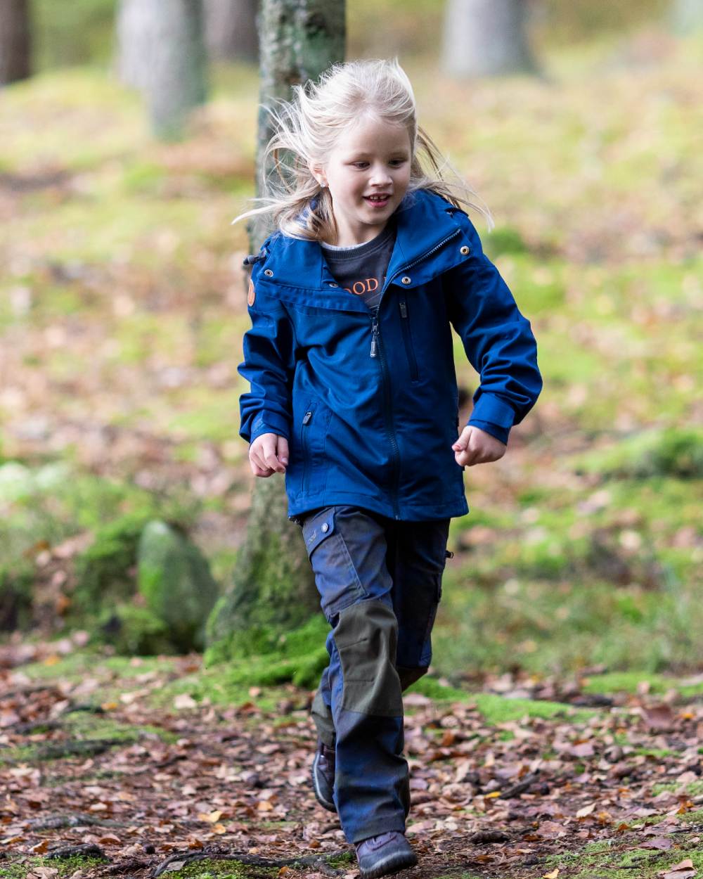 Dark Dive coloured Pinewood Childrens Finnveden Hybrid Jacket on forest background #colour_dark-dive