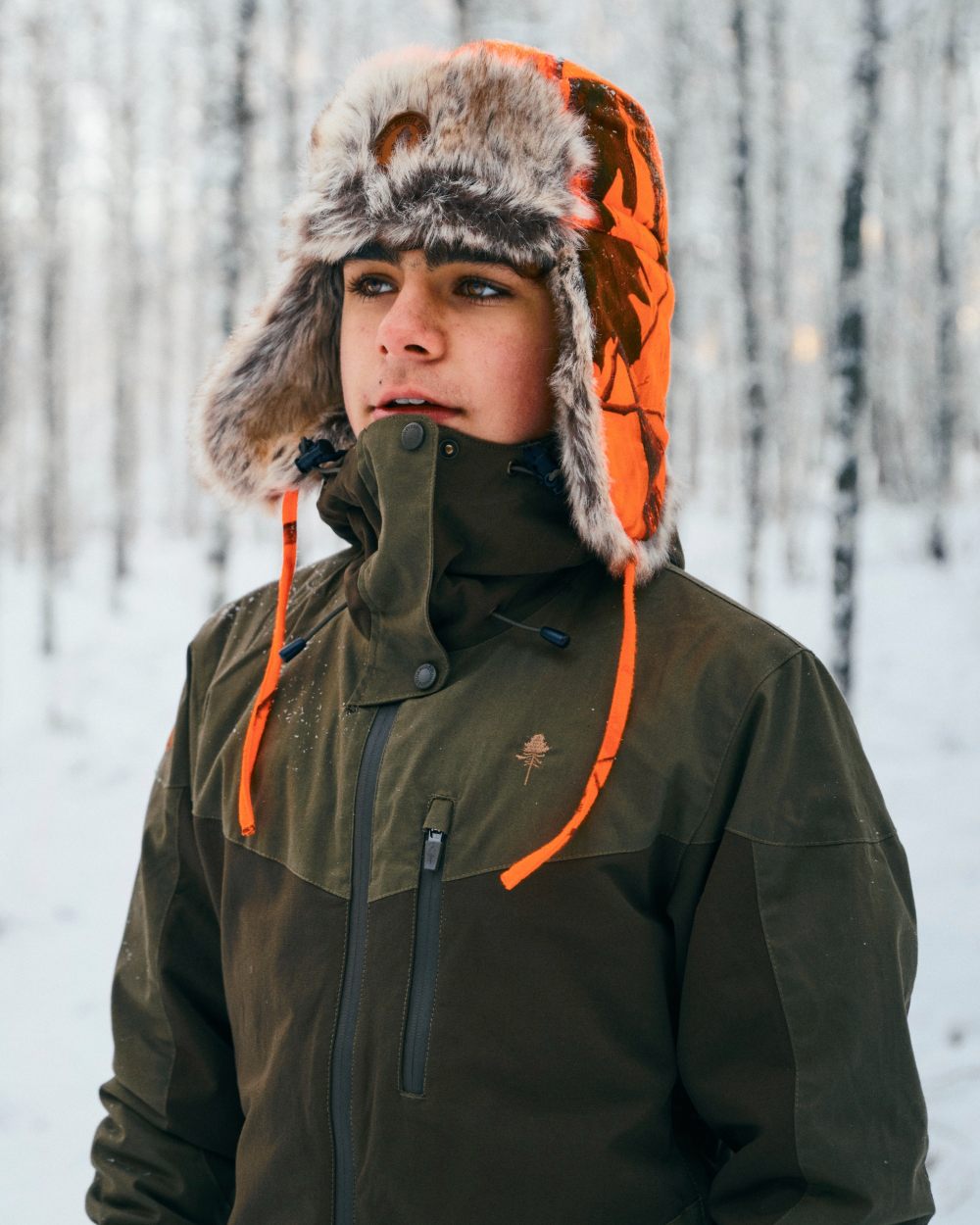 Hunting Olive coloured Pinewood Childrens Finnveden Hybrid Jacket on snow background #colour_hunting-olive