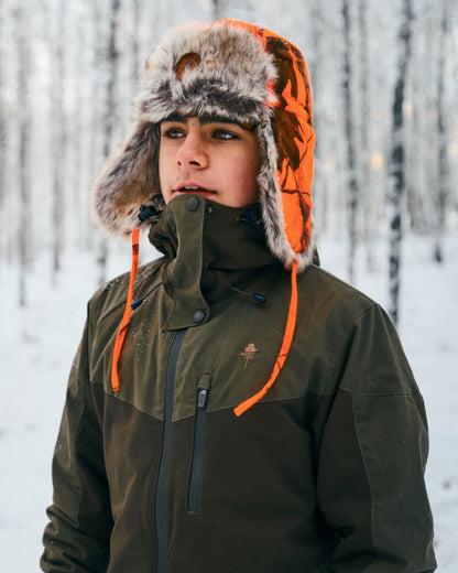 Hunting Olive coloured Pinewood Childrens Finnveden Hybrid Jacket on snow background #colour_hunting-olive