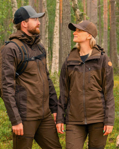 Dark Brown Coloured Pinewood Finnveden Hybrid Cap on outdoor background #colour_dark-brown