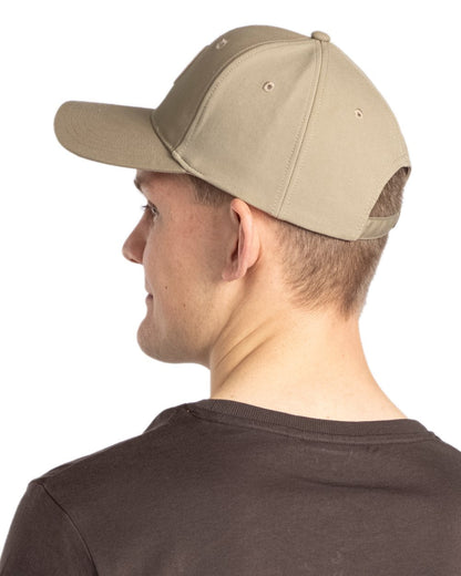 Light Khaki Coloured Pinewood Finnveden Hybrid Cap on white background #colour_light-khaki