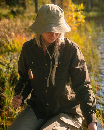 Light Khaki Coloured Pinewood Insectsafe Hat on outdoor background #colour_light-khaki