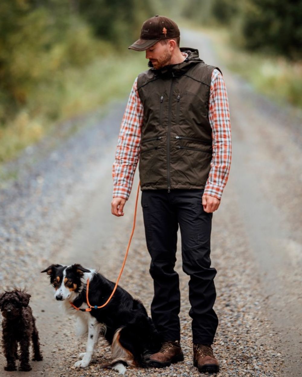 Black Coloured Pinewood Mens Abisko Brenton Trousers on outdoor background #colour_black