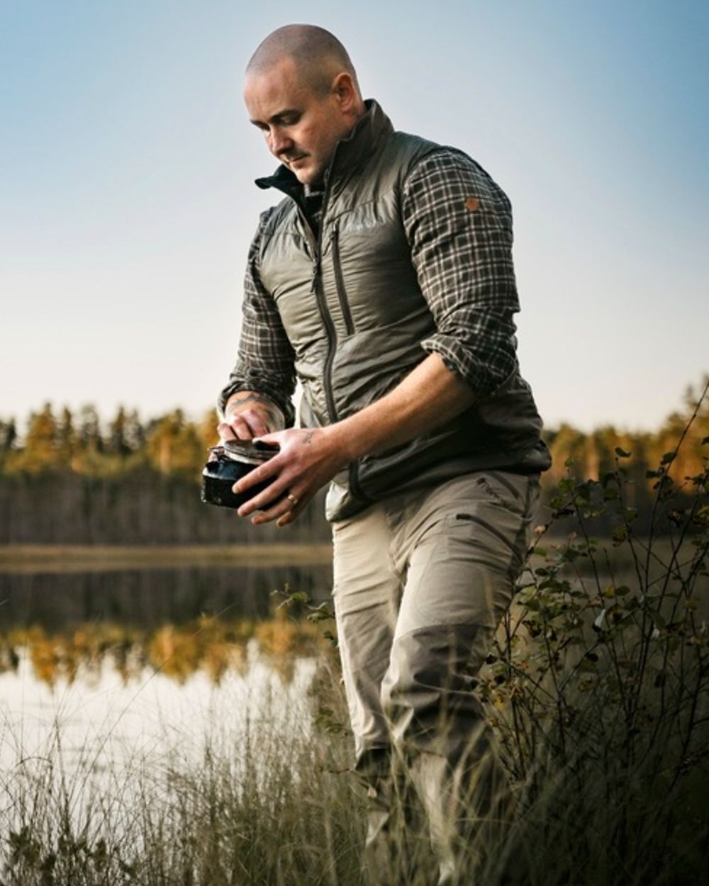 Mole Brown Coloured Pinewood Mens Abisko Brenton Trousers on forest background #colour_mole-brown