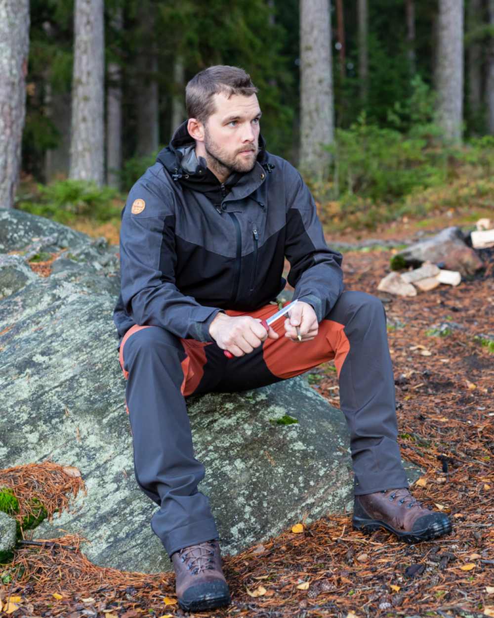 Terracotta Dark Anthracite Coloured Pinewood Mens Abisko Brenton Trousers on outdoor background #colour_terracotta-dark-anthracite