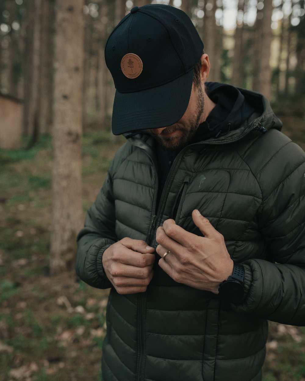 Clover Green Coloured Pinewood Mens Abisko Insulation Jacket on outdoor background #colour_clover-green