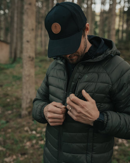 Clover Green Coloured Pinewood Mens Abisko Insulation Jacket on outdoor background #colour_clover-green