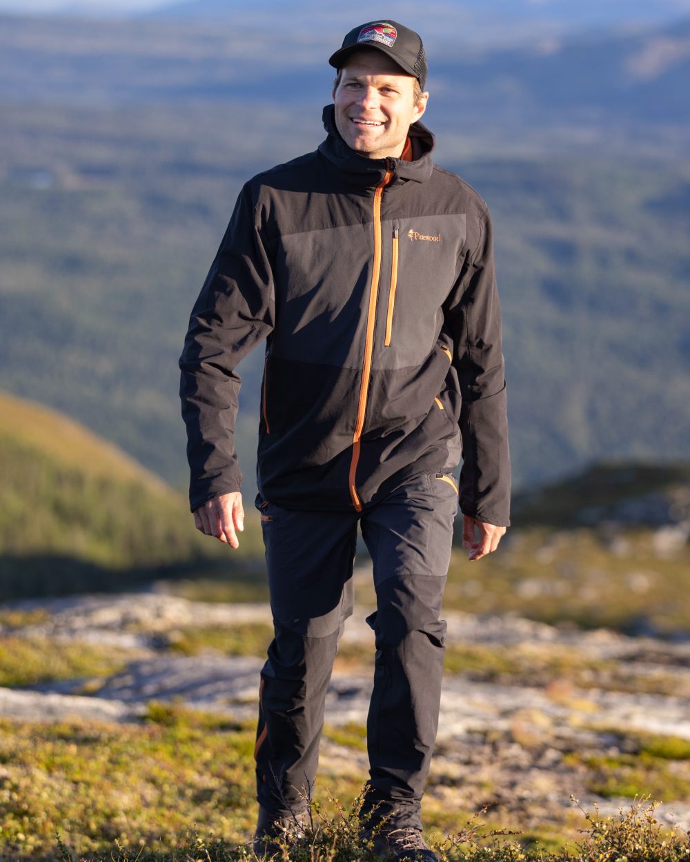 Dark Anthracite Black Coloured Pinewood Mens Abisko Light Stretch Jacket on mountain background #colour_dark-anthracite-black