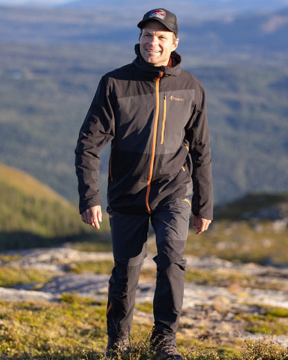 Dark Anthracite Black Coloured Pinewood Mens Abisko Light Stretch Jacket on mountain background #colour_dark-anthracite-black