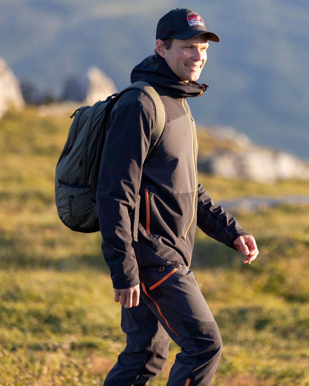 Dark Anthracite Black Coloured Pinewood Mens Abisko Light Stretch Jacket on mountain background #colour_dark-anthracite-black