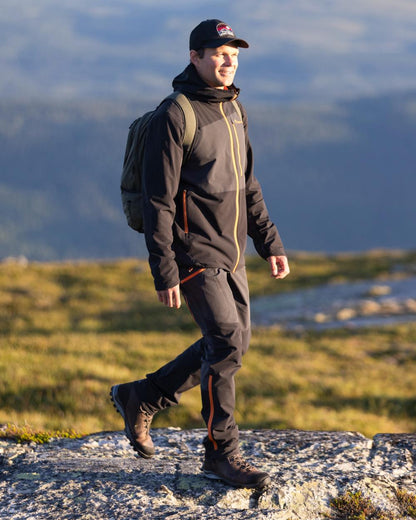Dark Anthracite Black Coloured Pinewood Mens Abisko Light Stretch Jacket on mountain background #colour_dark-anthracite-black