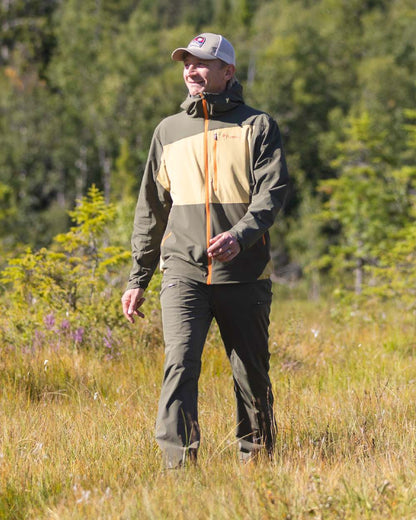 Golden Hay Mossgreen Coloured Pinewood Mens Abisko Light Stretch Jacket on outdoor background #colour_golden-hay-mossgreen