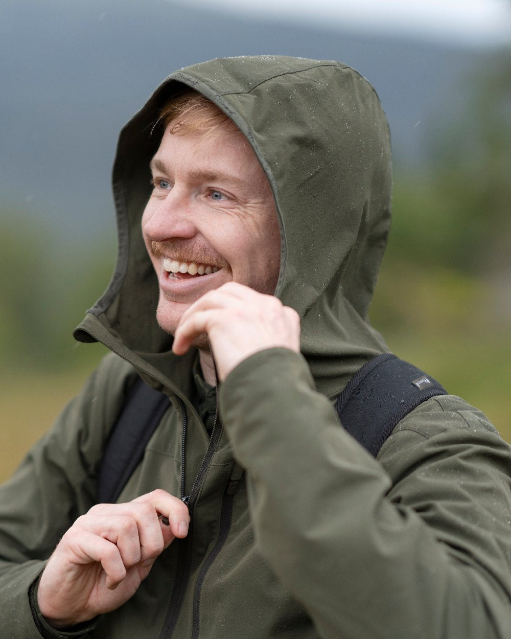 Mossgreen Coloured Pinewood Mens Abisko Light Stretch Jacket on outdoor background #colour_mossgreen