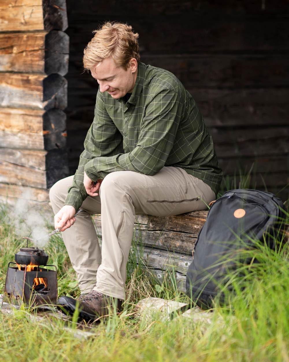 Mole Brown Coloured Pinewood Mens Abisko Light Stretch Trousers on outdoor background #colour_mole-brown