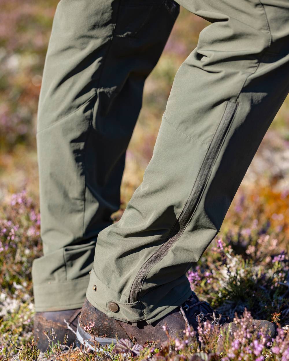 Mossgreen Coloured Pinewood Mens Abisko Light Stretch Trousers on outdoor background #colour_mossgreen