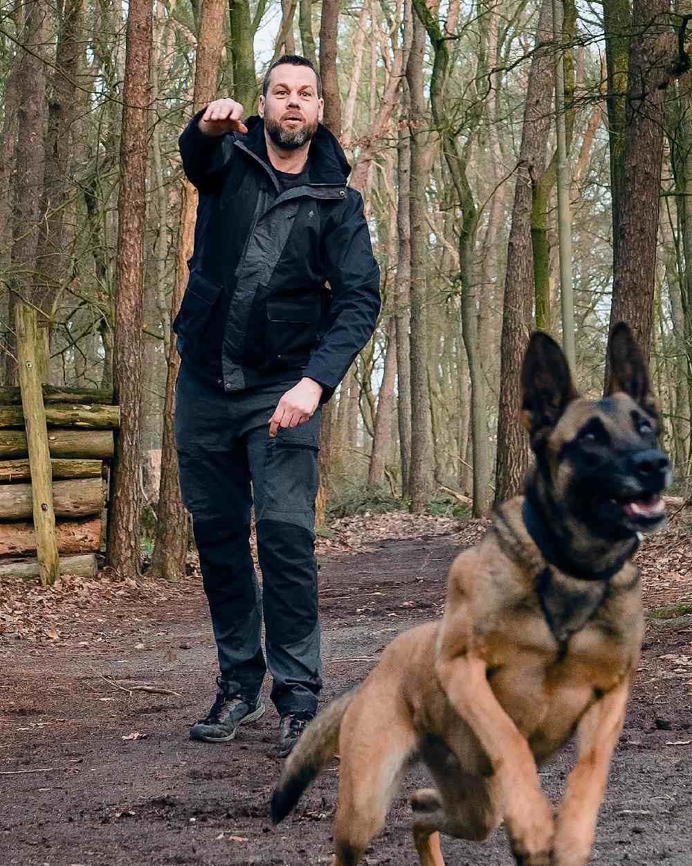 Dark Anthracite Black Coloured Pinewood Mens Caribou TC-Lite Trousers on outdoor background #colour_dark-anthracite-black